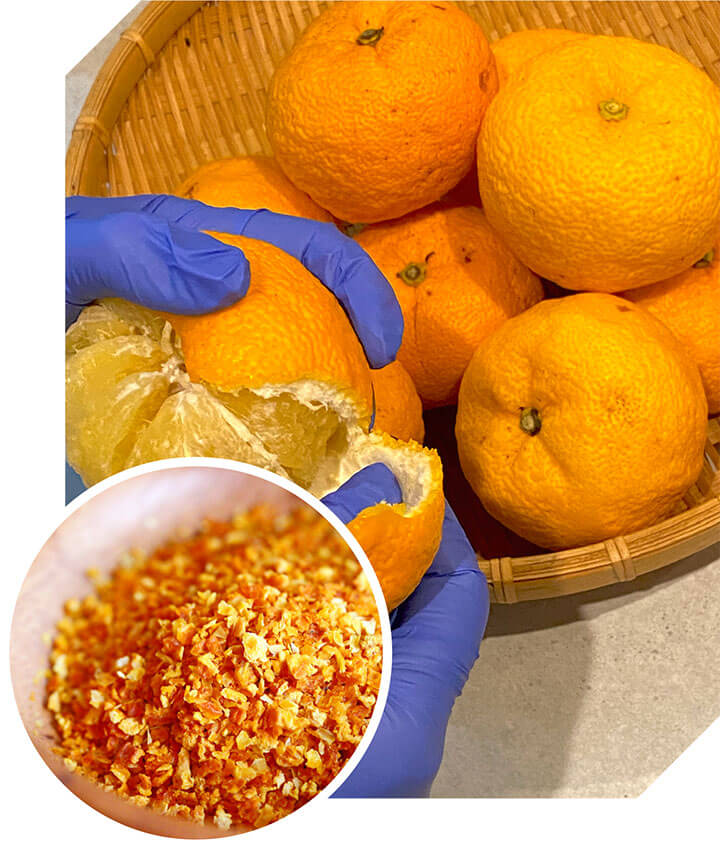 柑橘の皮をひとつひとつ手剥きする